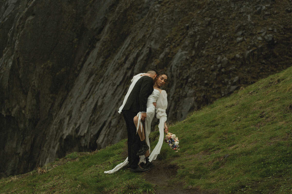 elopement oregon cliff - lizarrietaphotography-29