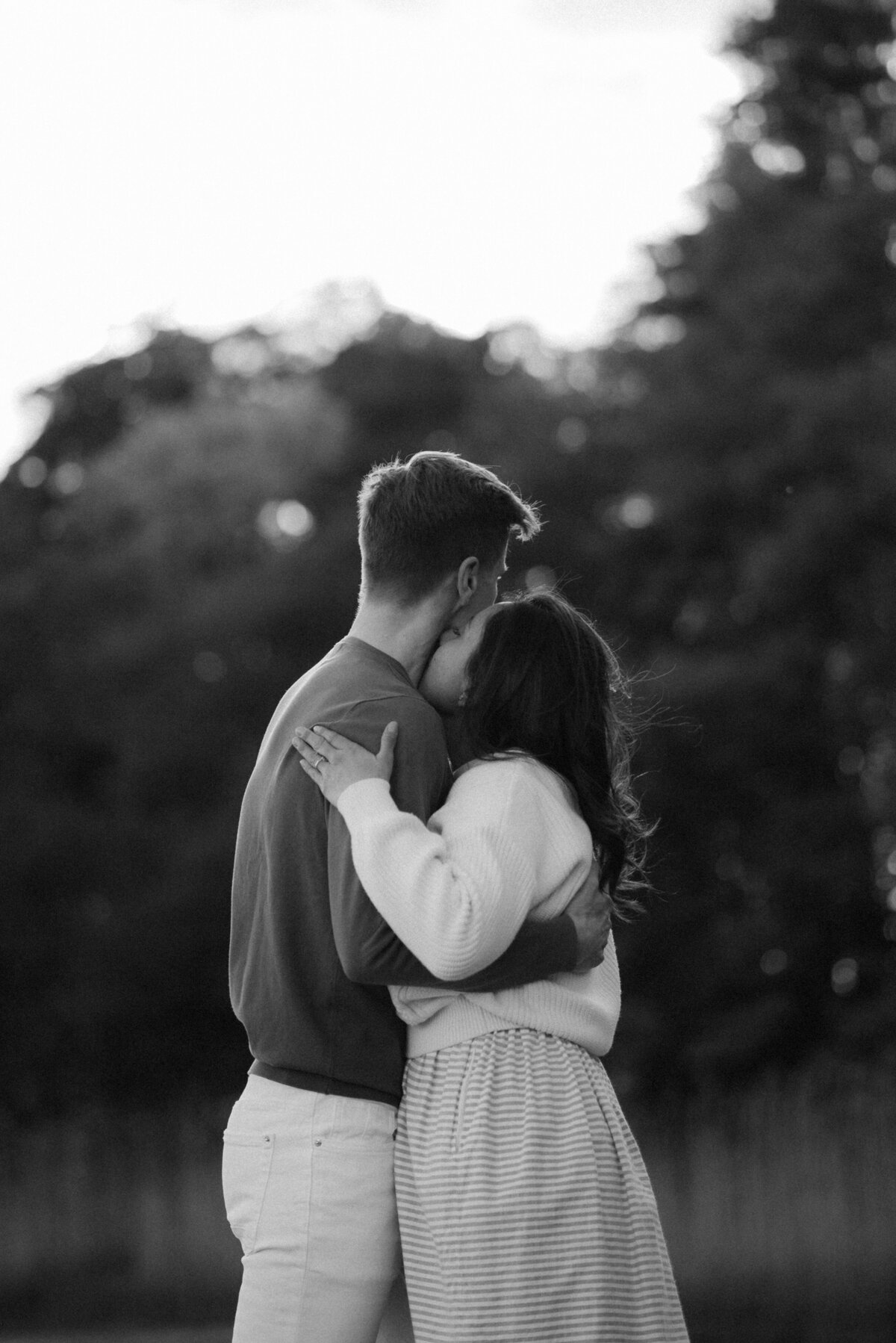 Couple on a beach on a photography session with photographer Hannika Gabrielsson