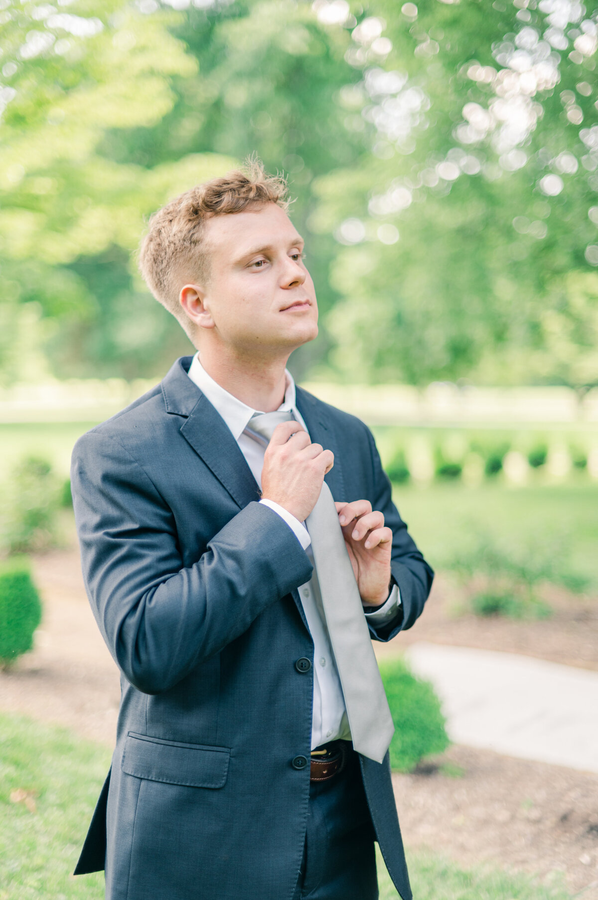 Kentucky spring wedding at my old ky home florals emma v photography wedding party portraits ideas photographer groom photos