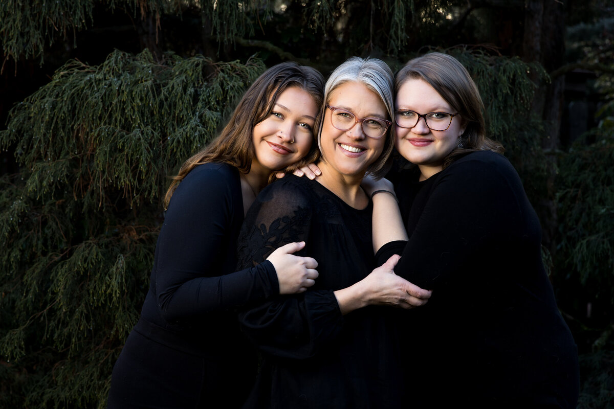 mom-daughters-family-portrait-hug-spokane