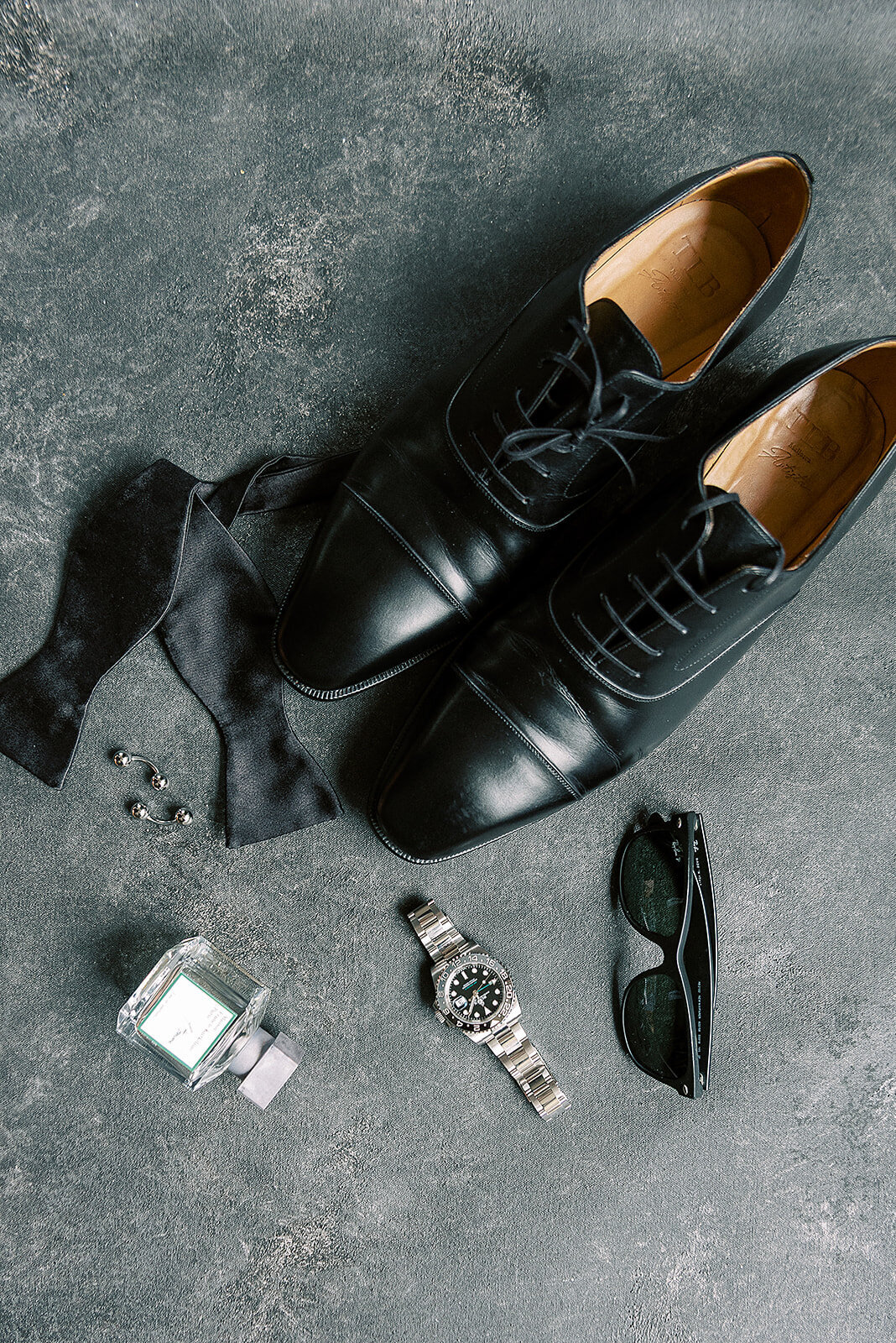groom-flatlay-items-london-house-chicago-hbicweddings