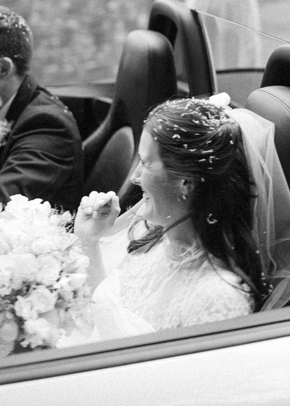 chloe-winstanley-weddings-wiltshire-car-bride-laughing