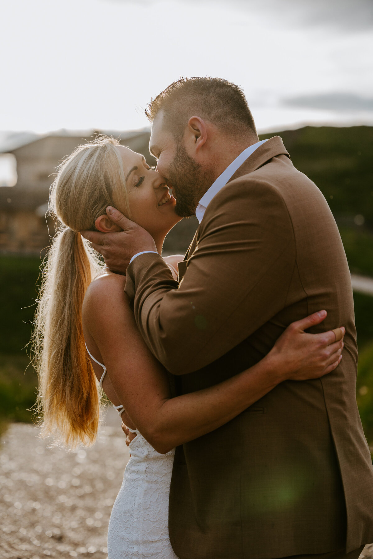 Couple kissing during sunset elopement in the Dolomites
