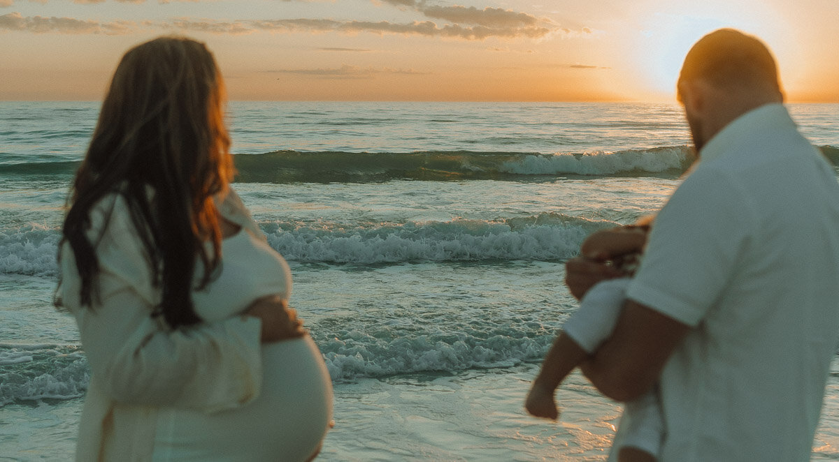 beach maternity photos with mom and dad