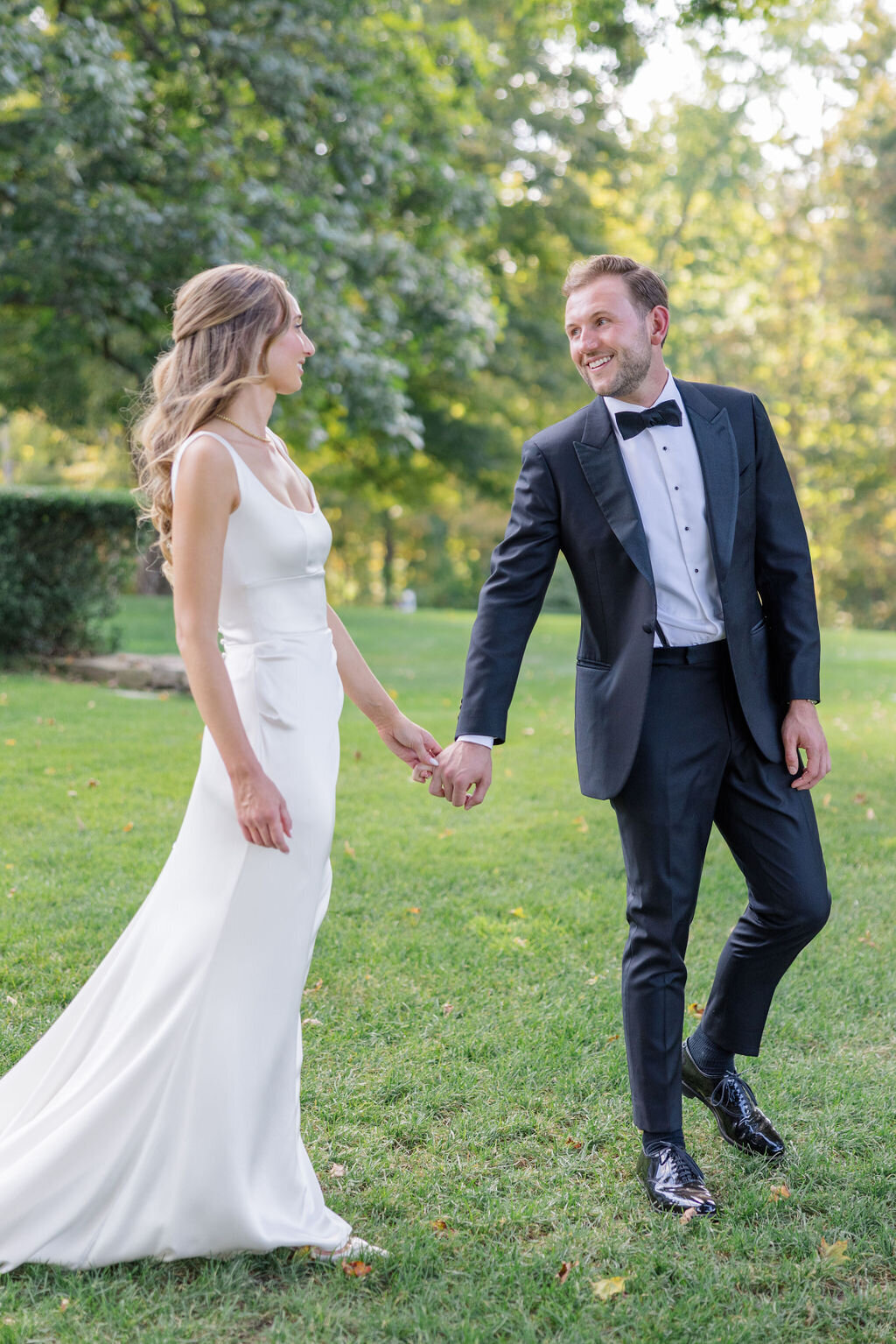 newlywed-photos-at-smith-farm-gardens-jen-strunk-events