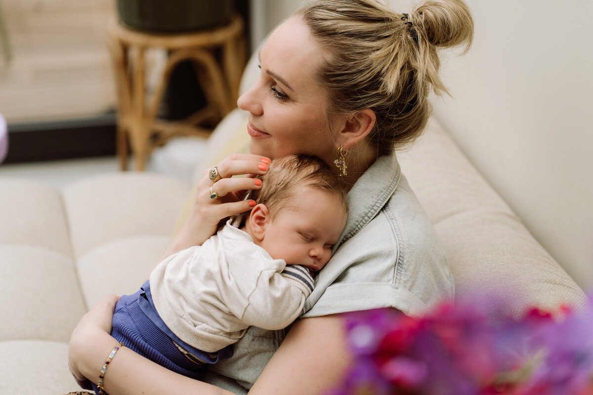 Newborn fotografie van een baby van enkele weken oud, vastgelegd in huis en aan zee. Intieme momenten van een pasgeboren baby, vol met de heerlijke chaos van het gezinsleven.