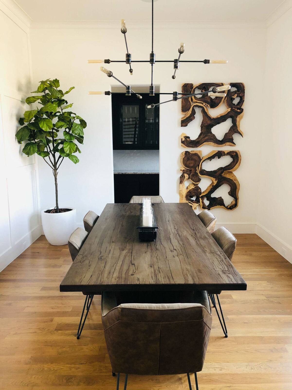 Interior contractor project for a modern dining room home with Texan, wooden vibes. The space is beautifully decorated with rich brown tones, creating a warm and inviting atmosphere.