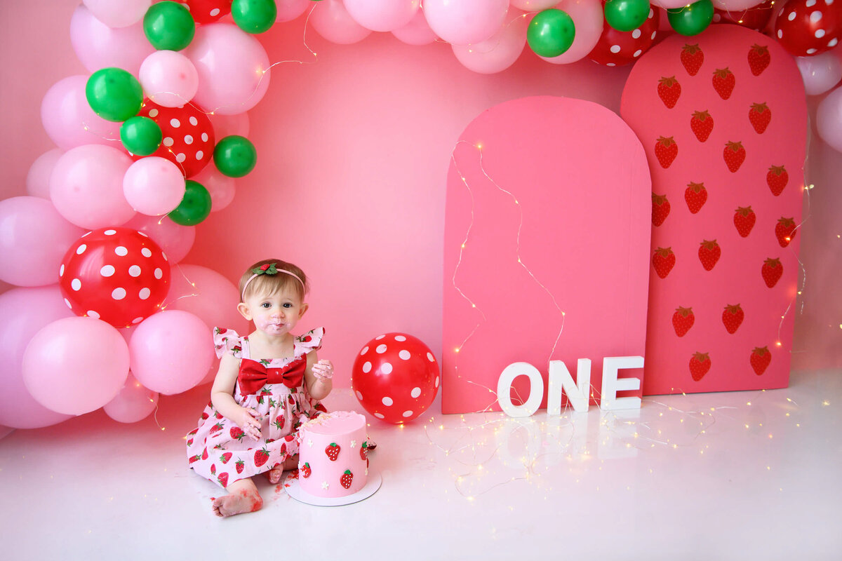 Strawberry cake smash photographer session in Burlington, ON