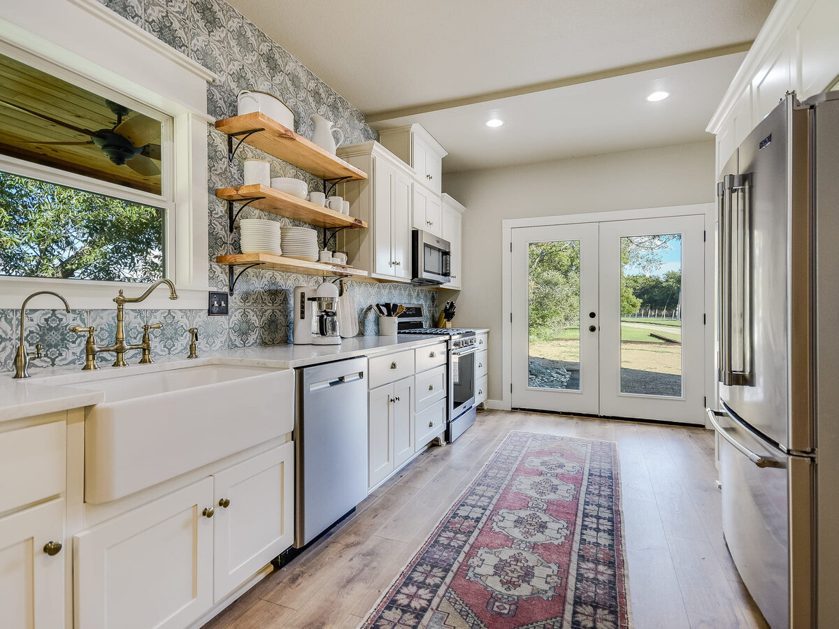 Barn kitchen with large kitchen sink and decorative wallpaper