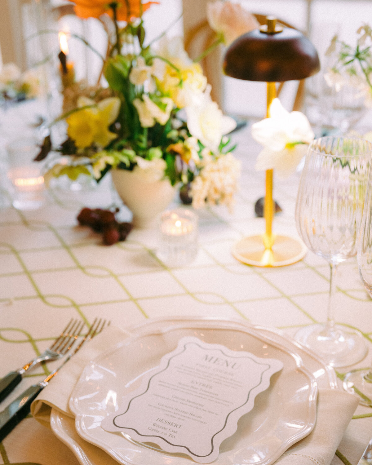 romantic-spring-wedding-tablescape-at-wadsworth-mansion-ct