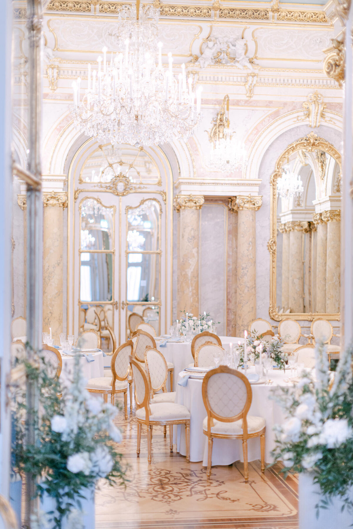 Grand dining room for ECLAT destination wedding at luxury wedding palace Coburg in Vienna