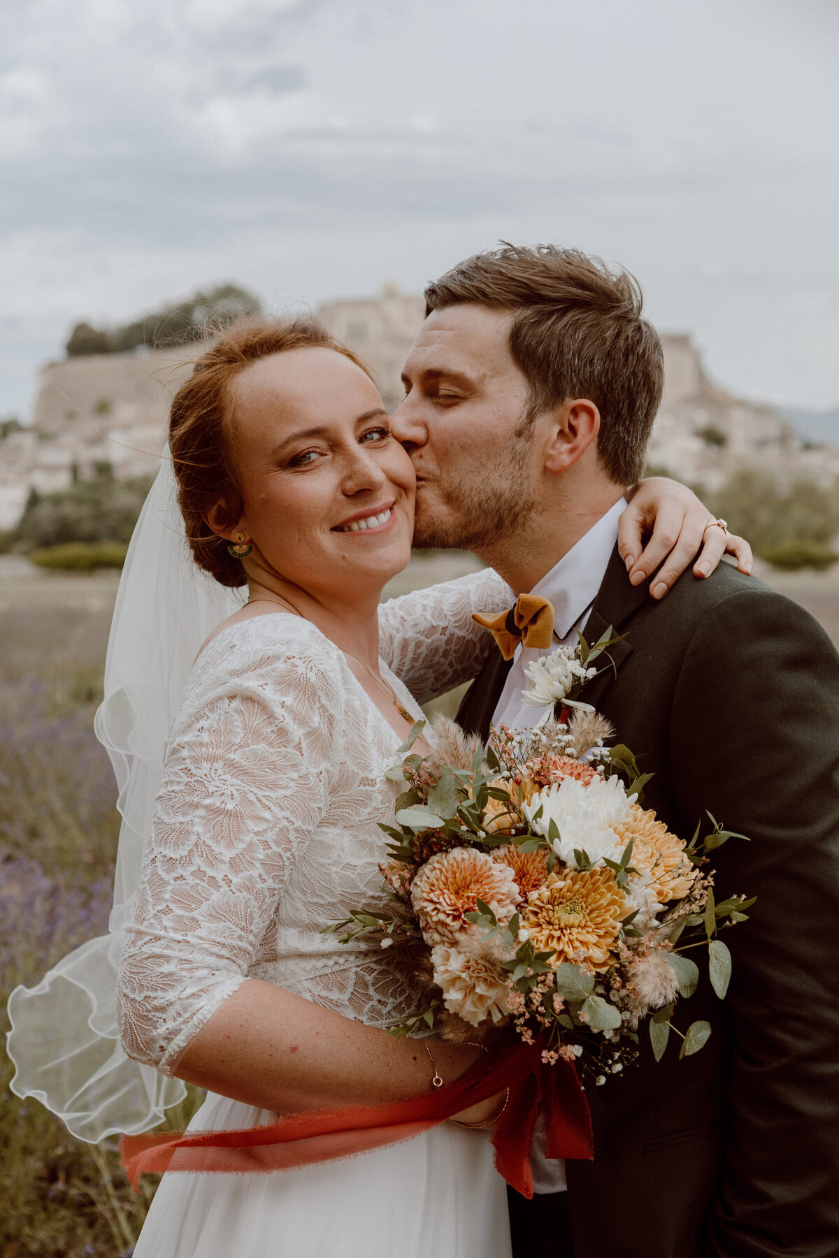 Coline-et-Lincoln-mariage-couple-lavandes-et-pierres3
