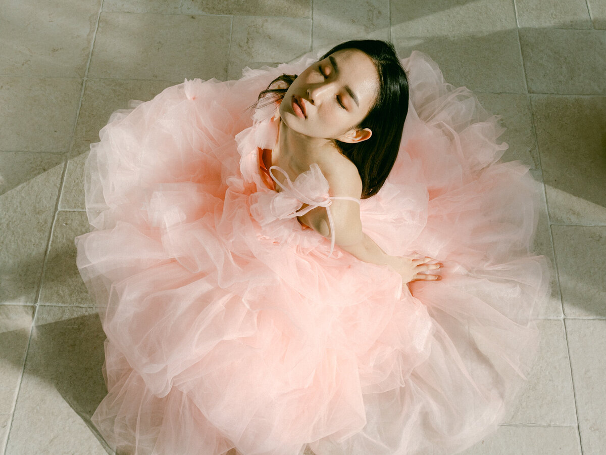 Step into a world of timeless elegance with this exclusive editorial collaboration featuring Ruby Jane Gowns, renowned for their luxury craftsmanship and commitment to sustainable fashion. Captured in Seoul, South Korea by the internationally acclaimed Michael Asmussen Photography, this shoot showcases the ethereal beauty of world-renowned model Kiju Kim, draped in exquisite linen, cotton, and custom-tailored fabrics. Designed for galas, weddings, luxury events, and editorial campaigns, these gowns bring a refined yet modern sensibility to the world of couture. Whether for ready-to-wear collections, custom tailoring, or high-fashion rentals, Ruby Jane Gowns epitomizes sophistication and sustainability. Discover the artistry behind this shoot and elevate your brand with Michael Asmussen Photography, where fashion meets editorial excellence.  세련된 우아함이 돋보이는 에디토리얼 촬영을 만나보세요. Ruby Jane Gowns의 럭셔리한 장인정신과 지속 가능한 패션 철학을 담아, 세계적으로 유명한 모델 **기주 김(Kiju Kim)**과 함께한 이번 촬영은 Michael Asmussen Photography의 감각적인 연출로 서울, 한국에서 진행되었습니다. 고급 린넨, 코튼, 맞춤 제작 원단이 조화를 이루는 이 컬렉션은 갈라, 웨딩, 럭셔리 이벤트 및 에디토리얼 캠페인을 위한 완벽한 선택입니다. 레디 투 웨어, 맞춤 제작 및 하이엔드 촬영 렌탈을 통해 Ruby Jane Gowns는 고급스럽고 지속 가능한 패션을 선보입니다. 이번 작품의 예술성을 경험하고, Michael Asmussen Photography와 함께 브랜드의 품격을 한 차원 높여보세요.