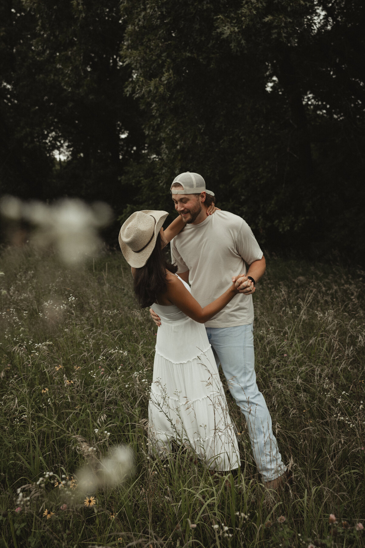 Wildflowercouplessessionwithtruck_emilyarwinephoto-29