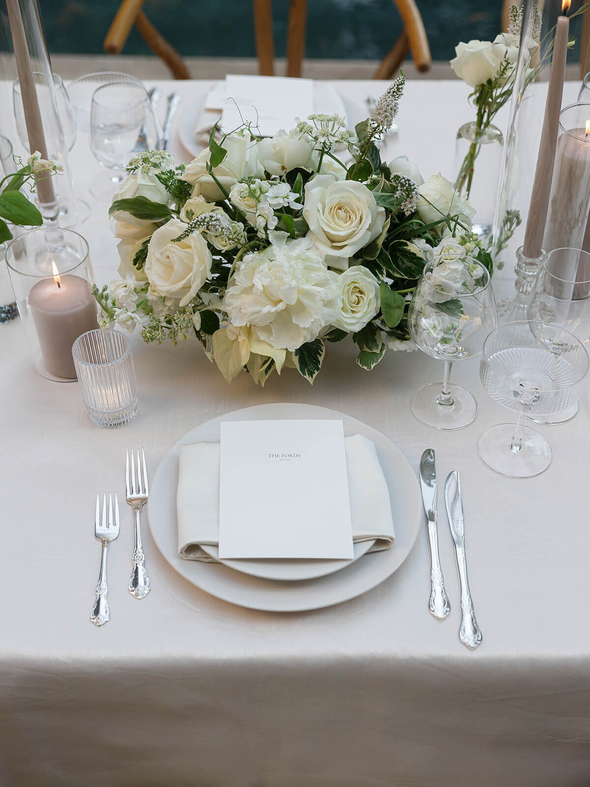 hannah-sam-springvale-floral-larz-anderson-house-classic-wedding-table-setting