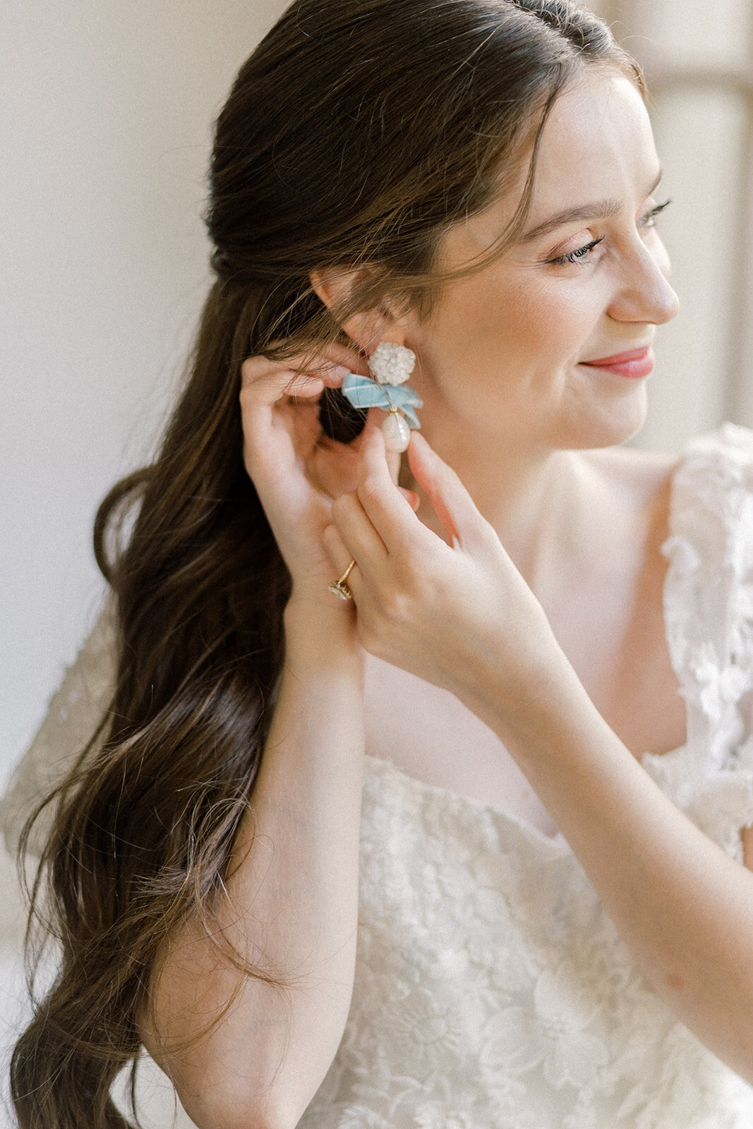 Williamsburg Inn bride adjusting earrings