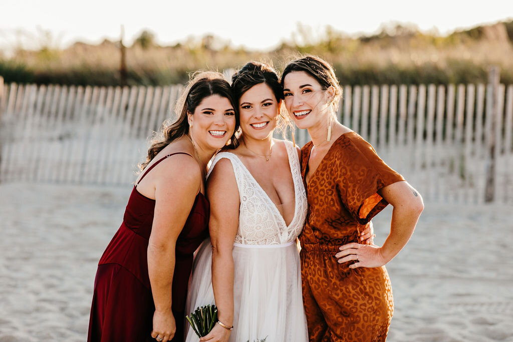 beach-weddings-in-delaware-bride-with-girlfriends