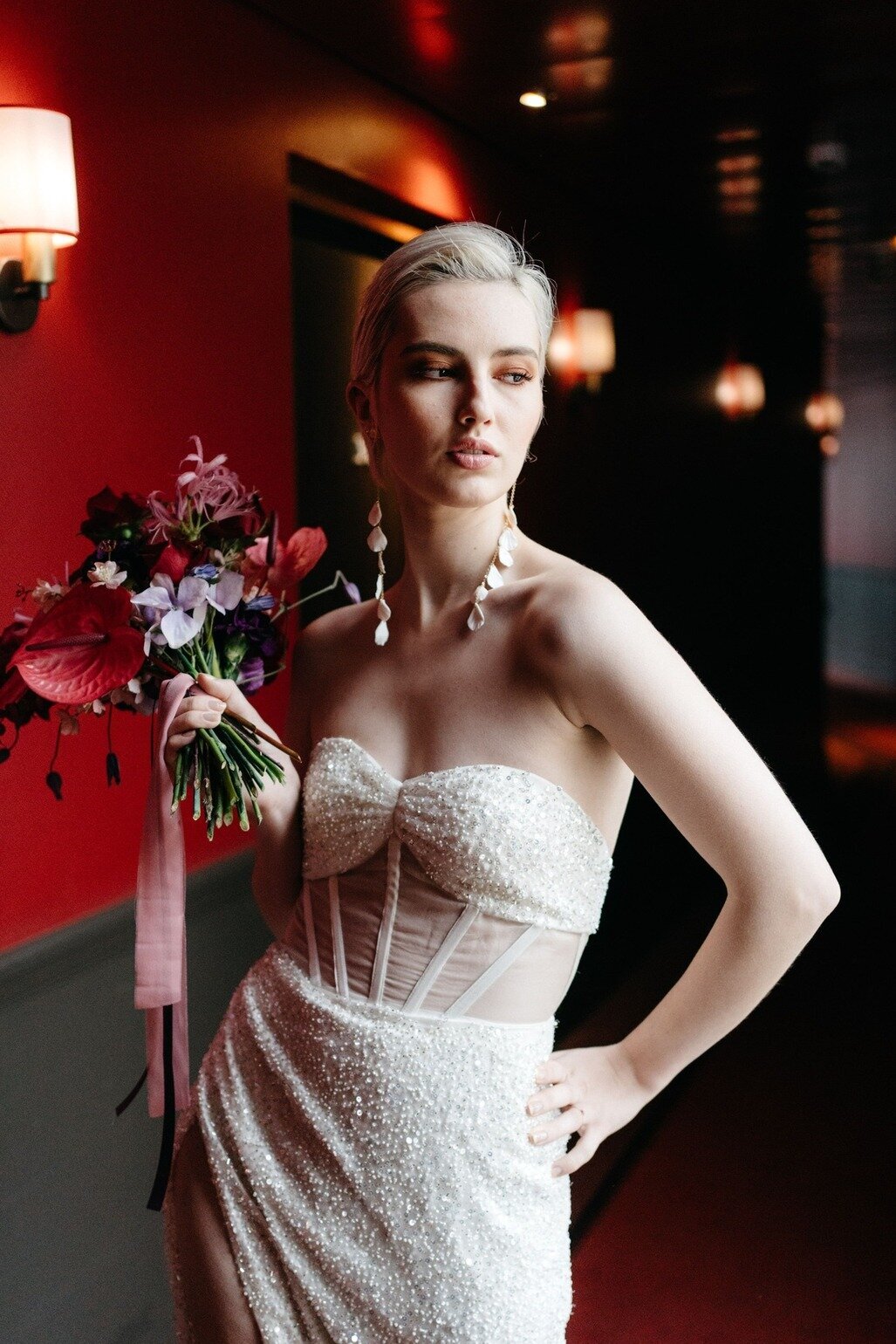 mariee-robe-couture-a-sequins-et-bouquet-colore