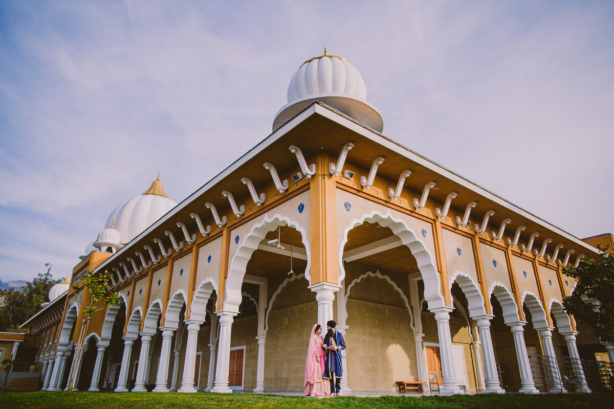 sikh amritdhari couple standing outside the san jose gurudwara in california