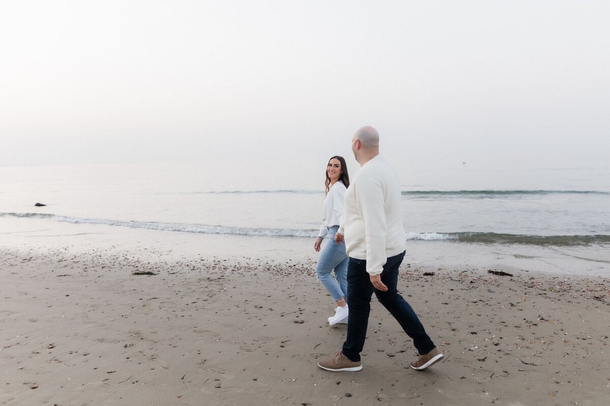 Couple walking along the beach i Montauk NY