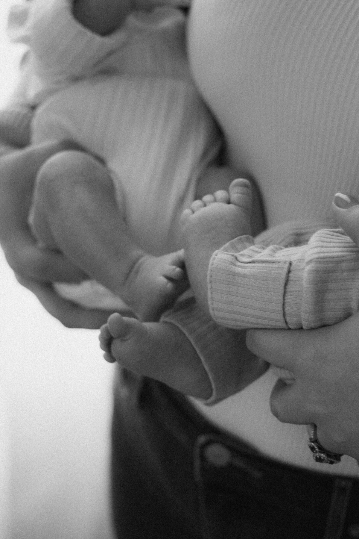 San Diego-Twins-newborn-lifestyle-photography-in-studio-the loft-10
