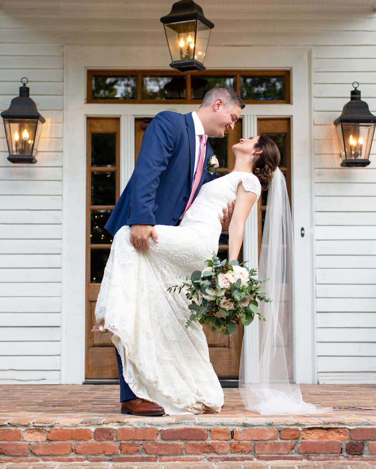 atlanta-editorial-wedding-photographer-romantic-couple-dip-porc