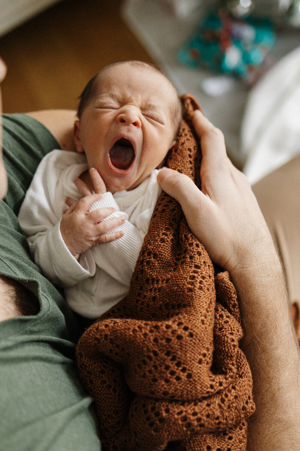 Baby gähnt