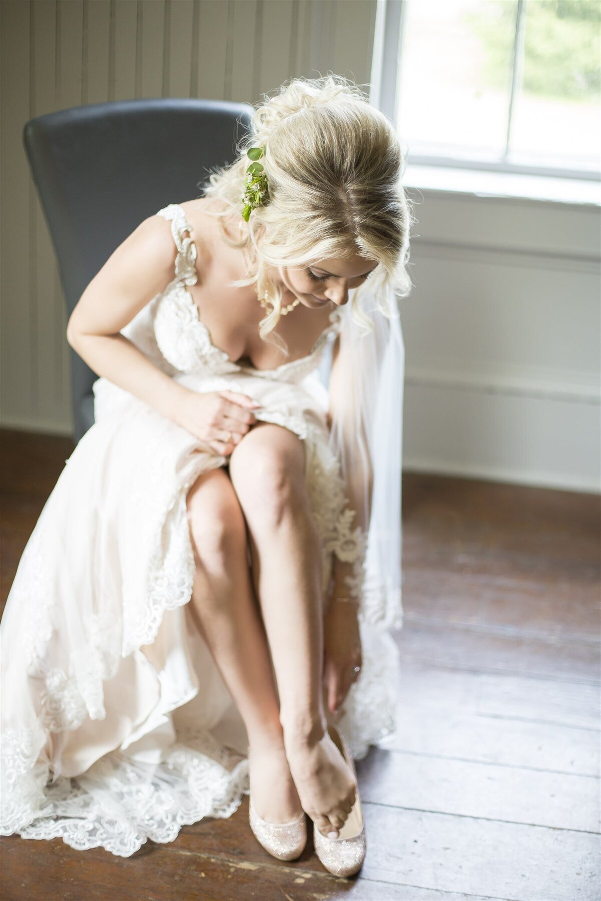 bride-putting-on-shoes