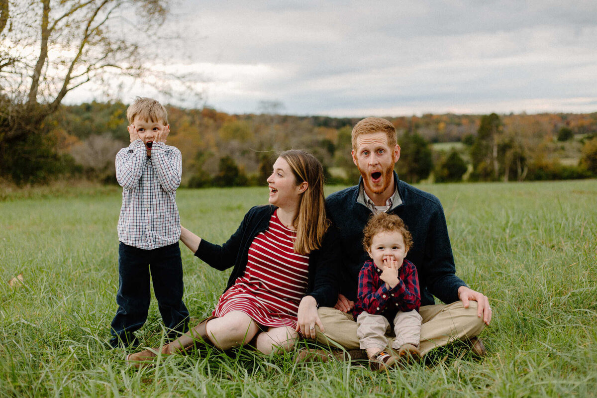 11-kara-loryn-photography-family-making-funny-faces