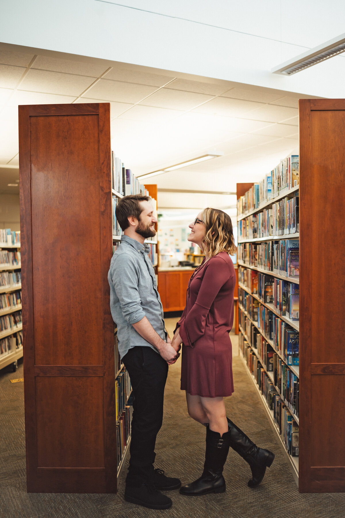Bowling Green Kentucky family photographer. Couple session in the library.