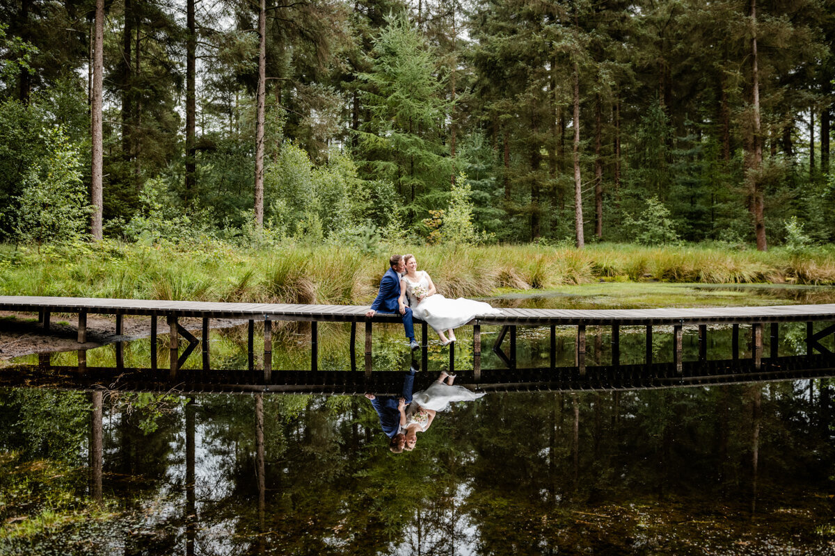 Trouwen in Beetsterzwaag, Wallebos, trouwfotograaf Friesland, bruiloft fotograaf  (30)