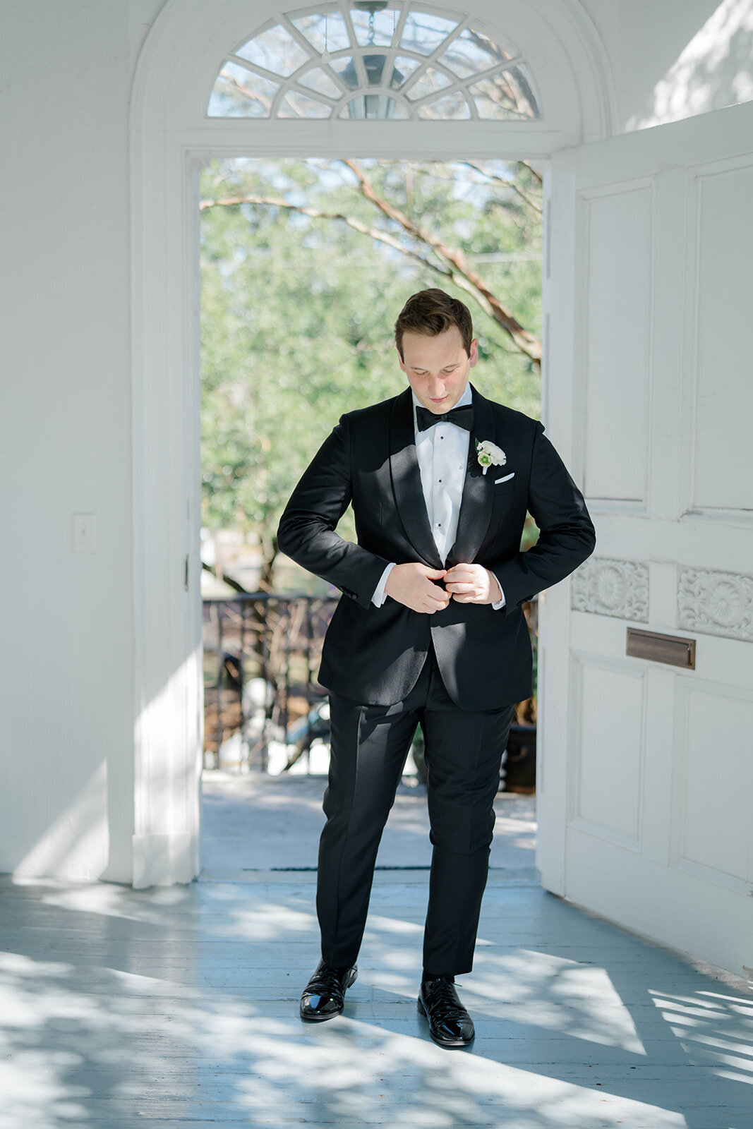 elevated_neutral_tones_governor_thomas_bennett_house_charleston_destination_wedding_photographer_wedding_Kailee_DiMeglio_Photography-216