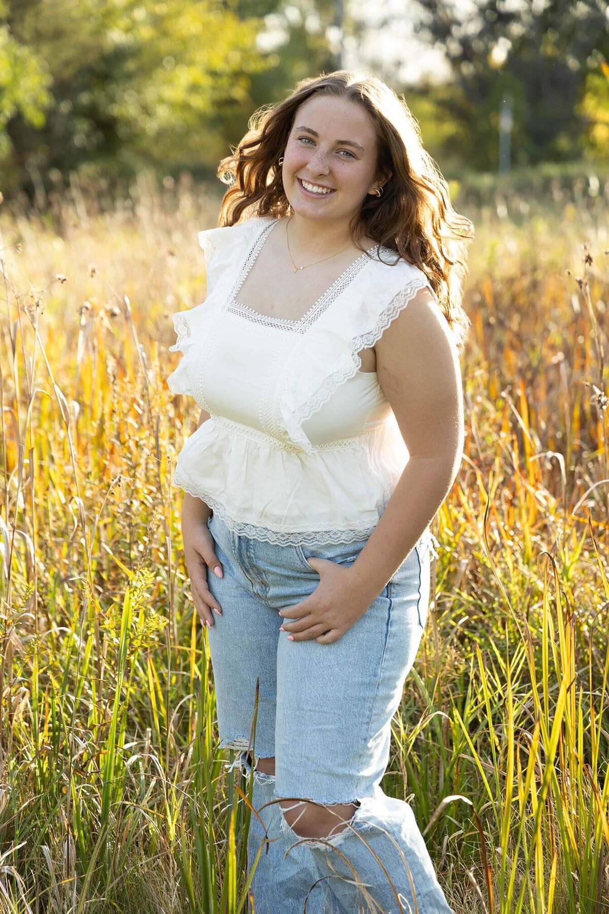 senior-field-pictures-in-casual-outfit