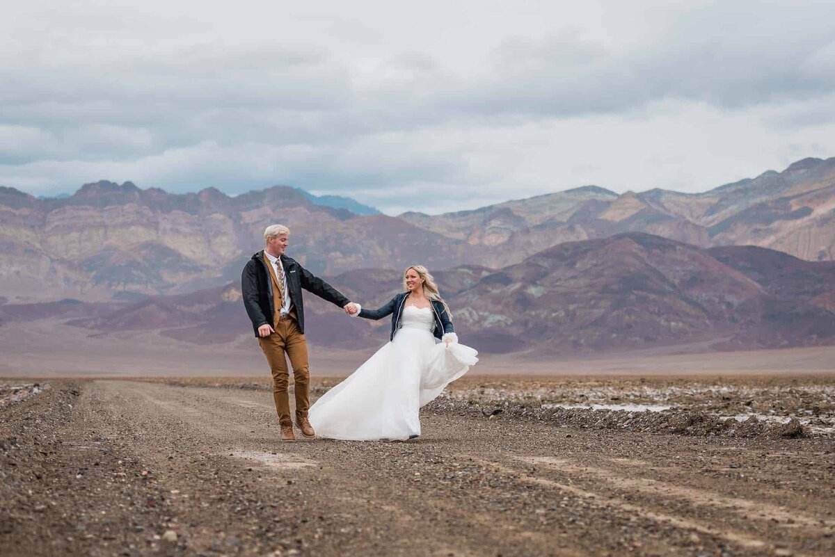 adventurous-elopement-in-death-valley-Soul-and-Sky-Weddings-Soul-and-Sky-Weddings