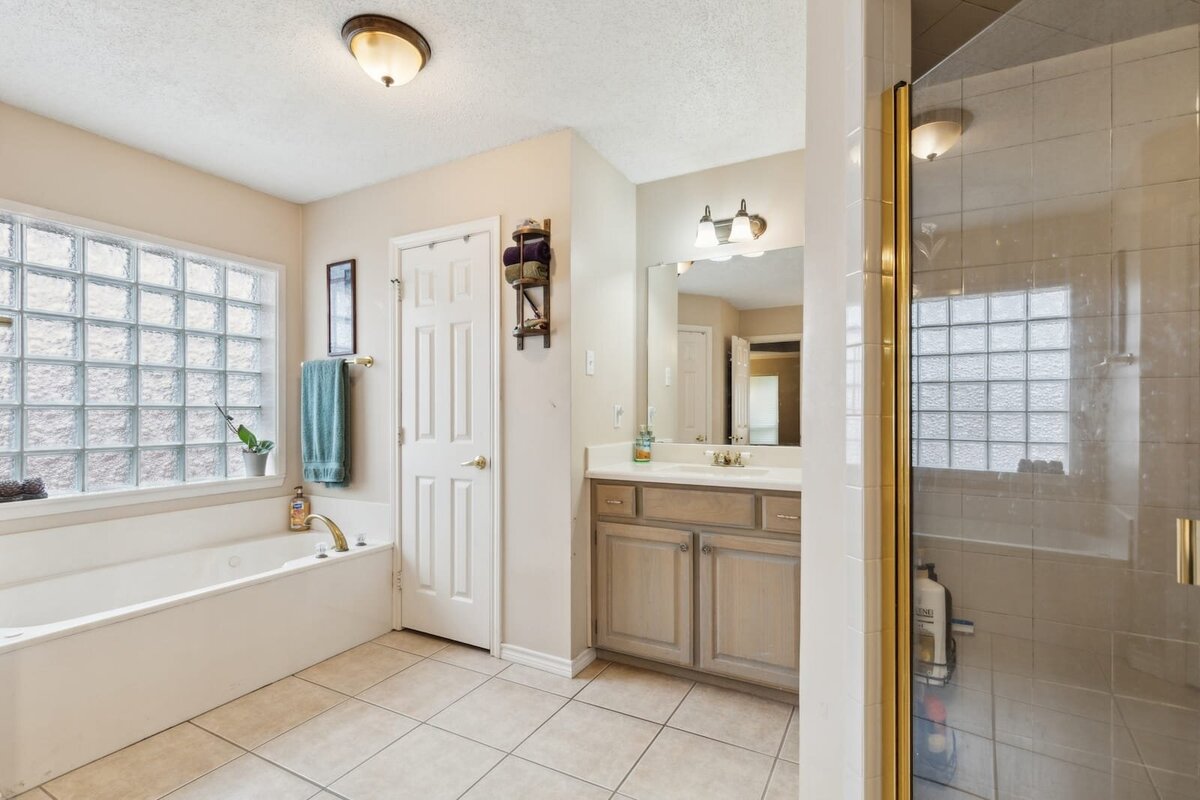 6419_shadow_lane_dallas_tx_primary_bathroom_alt_view_-_garden_tub_walk_in_shower_natural_light_-_haven_realty_group