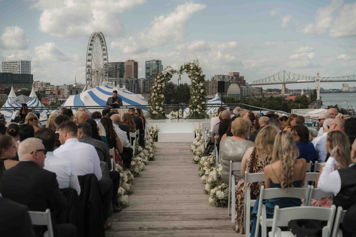 Célébration de mariage élégante et romantique au Belvédère, situé à Montréal, capturant l'amour et l'émotion dans un cadre pittoresque et intime.