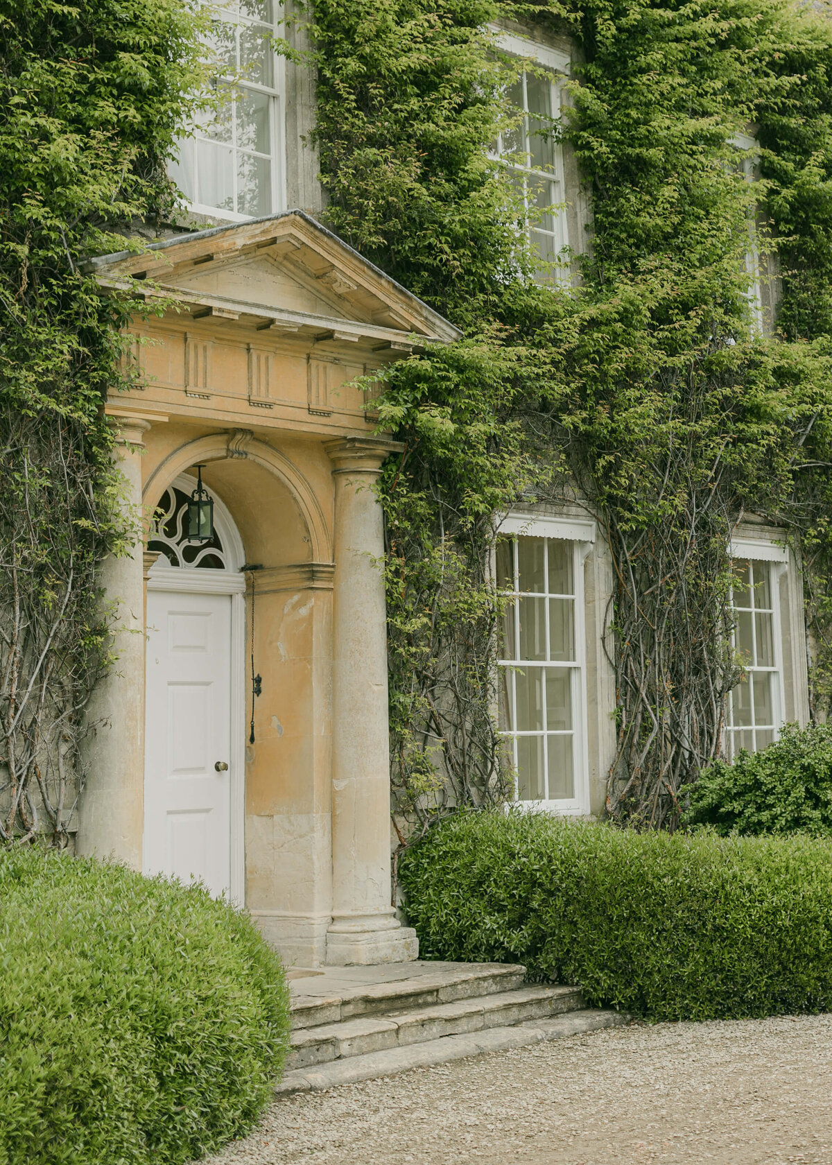 chloe-winstanley-weddings-cotswolds-cornwell-manor-house-front-door