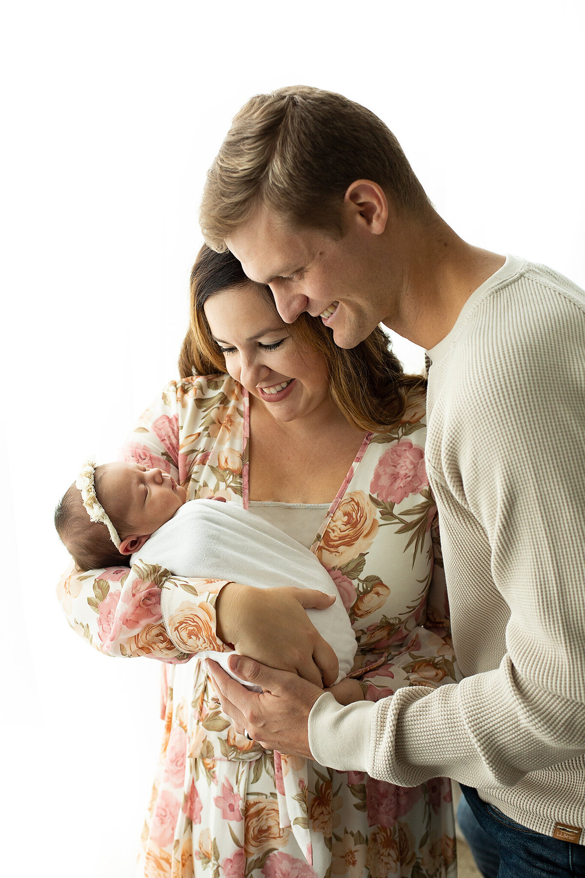 columbus-ohio-new-parents-holding-baby-girl-swaddled-in-white-amanda-estep-photography