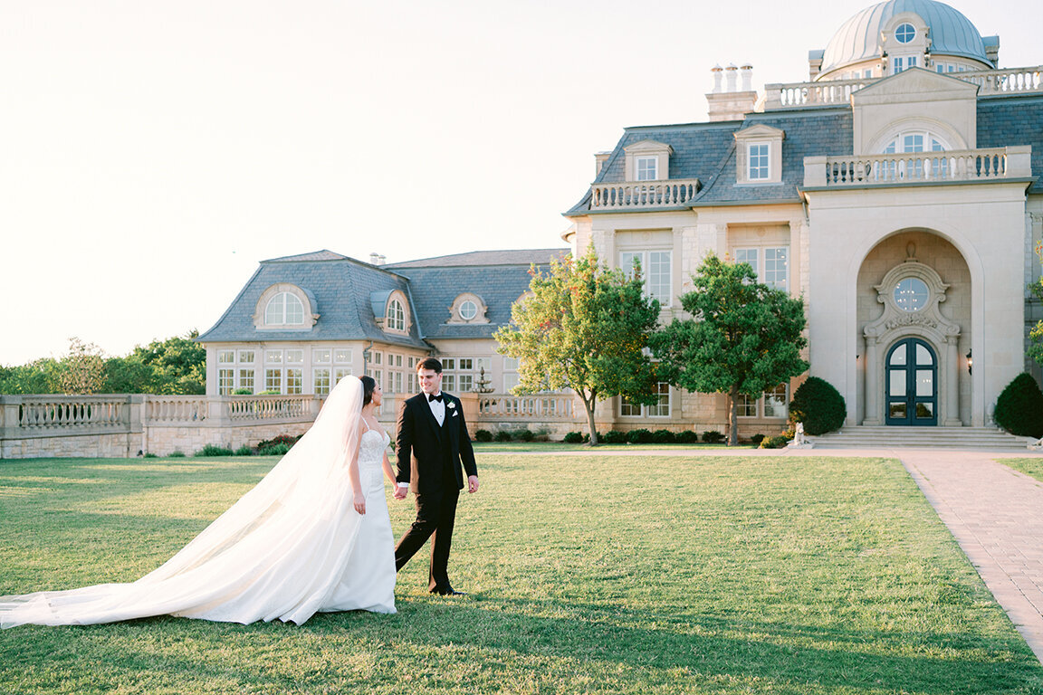 Couple portraits in the grounds of The Olana, Dallas, luxury wedding