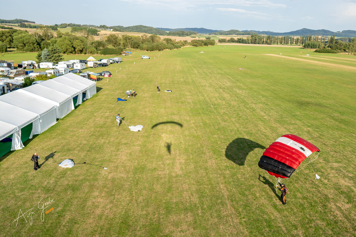 Fallschirmspringer landen auf der Landefläche in Klatovy