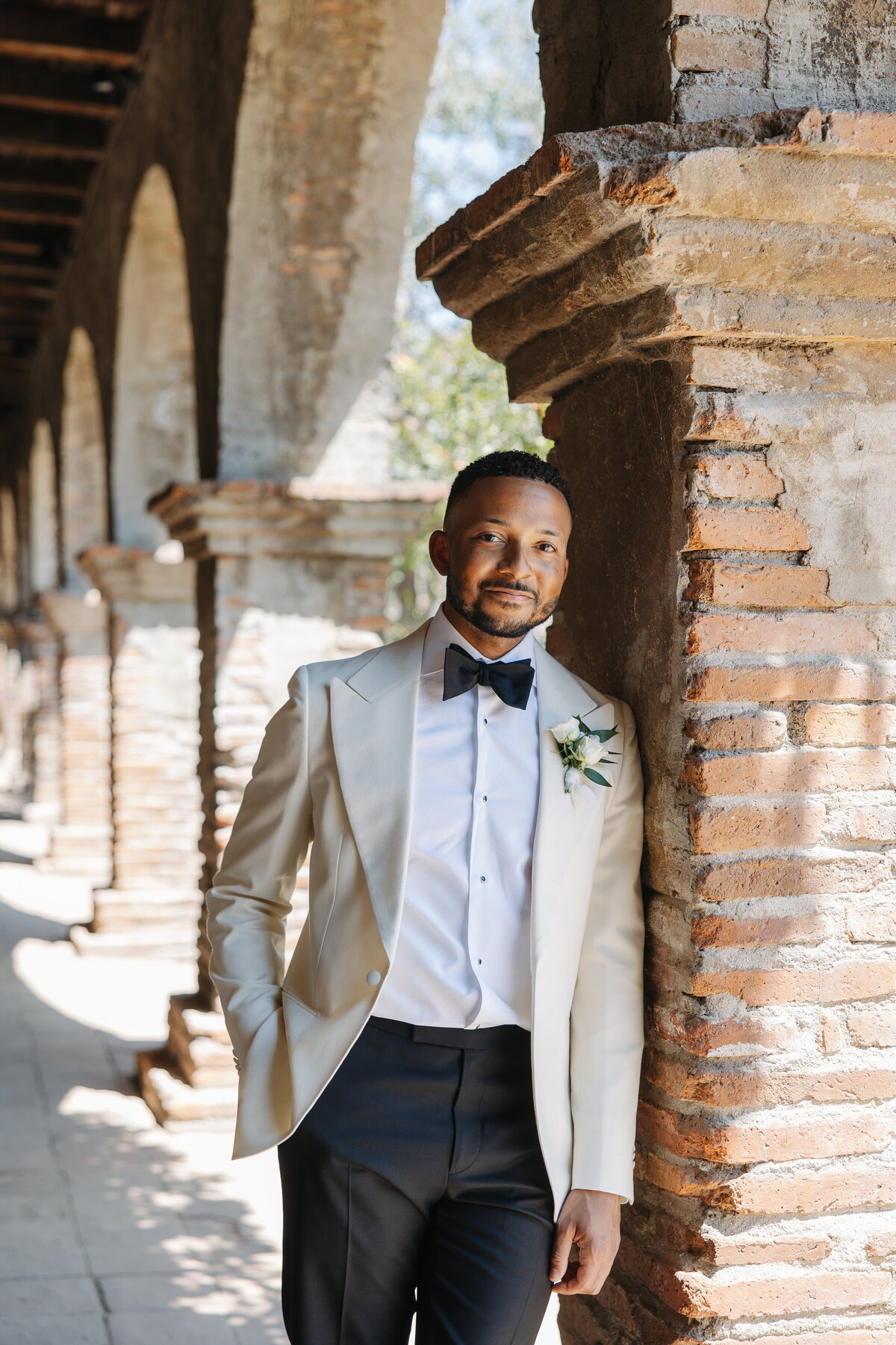 san juan capistrano wedding, groom leaning on pillar