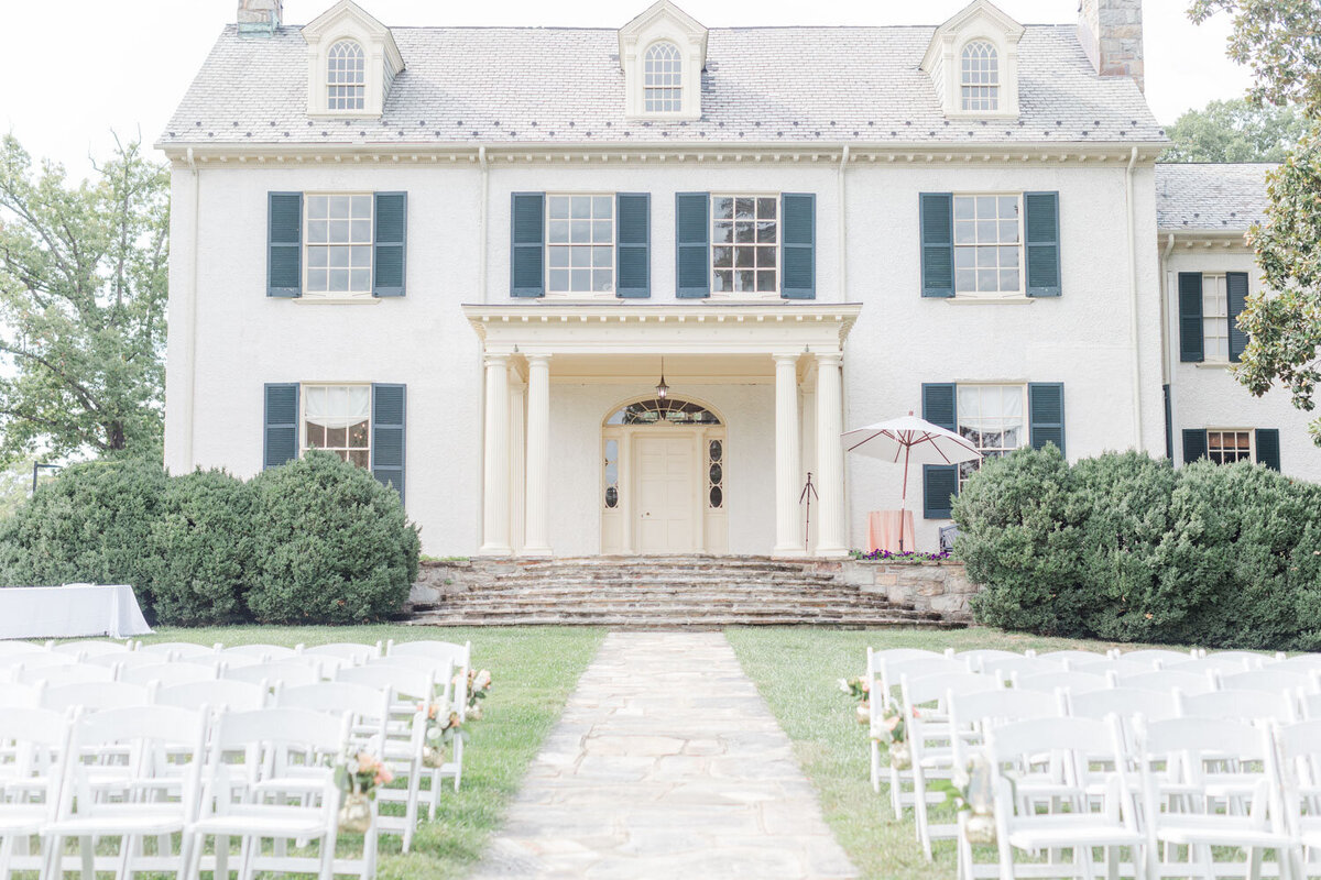 Elegant wedding aisle in front of a mansion