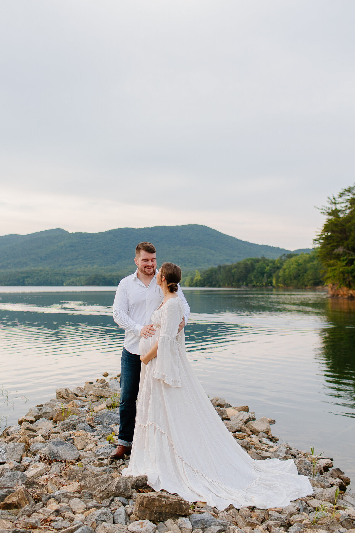 Documentary-Maternity-Session-at-Carvins-Cove-RJ-4 2