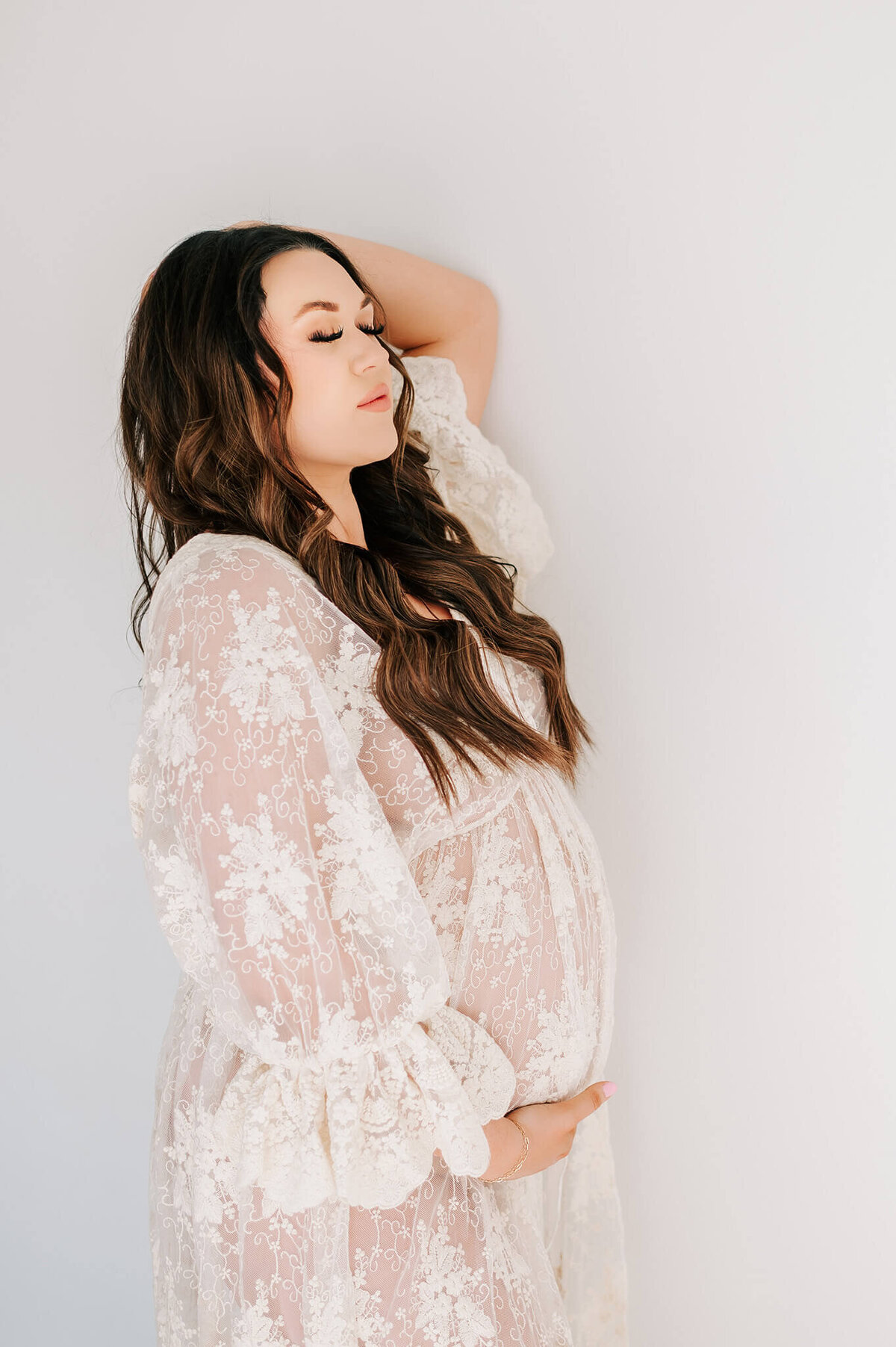 Springfield MO maternity photographer Jessica Kennedy of The XO Photography captures pregnant mom in lace dress brushing hair