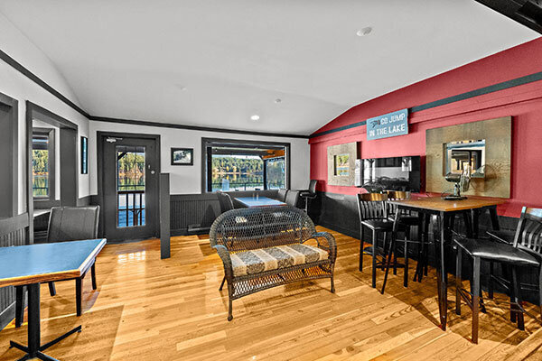 Dutch-Lake-Painted-Turtle-Restaurant-Seating