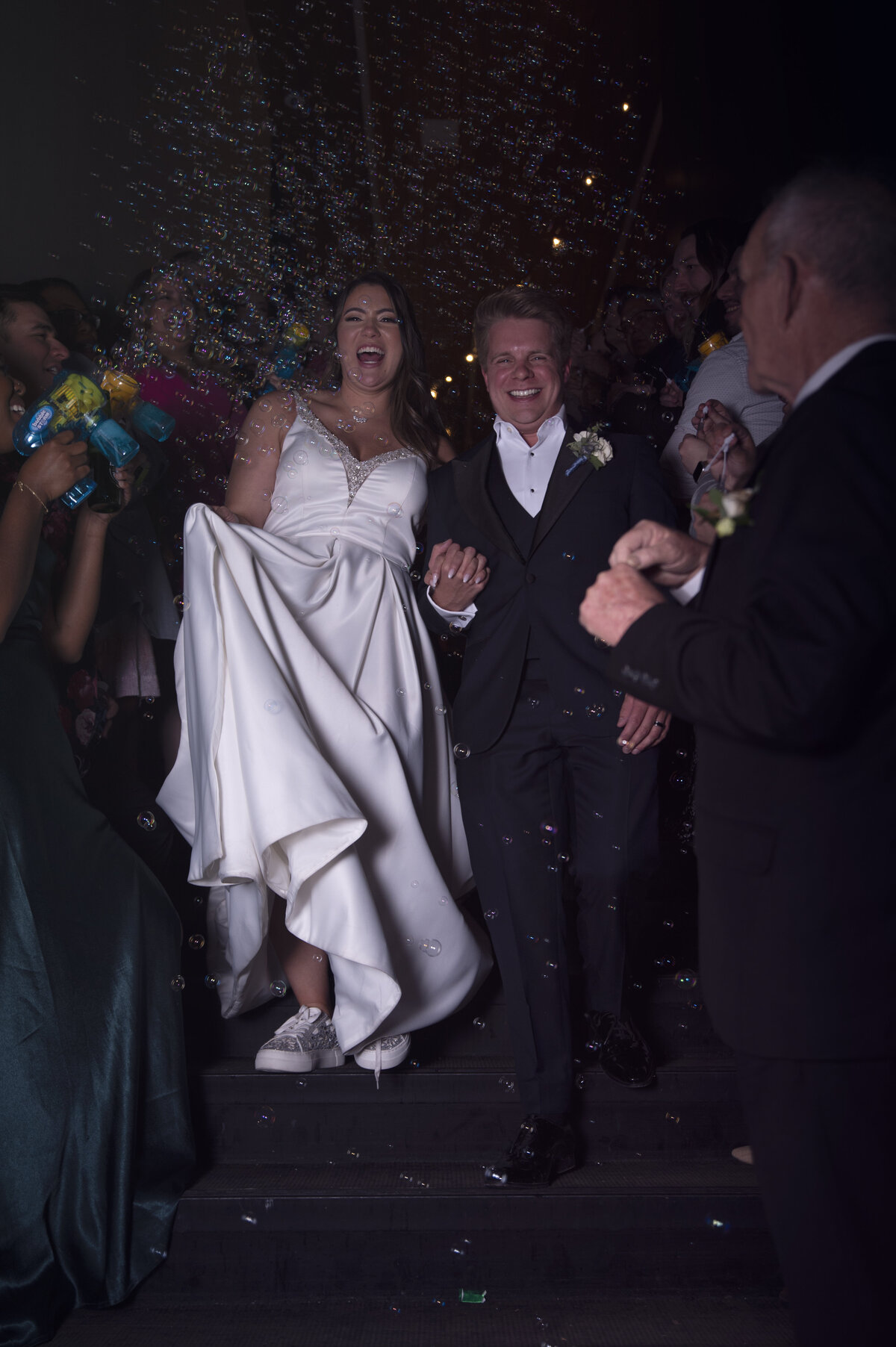lincoln-outdoor-wedding-couple-kiss-legacy-in-light (4)