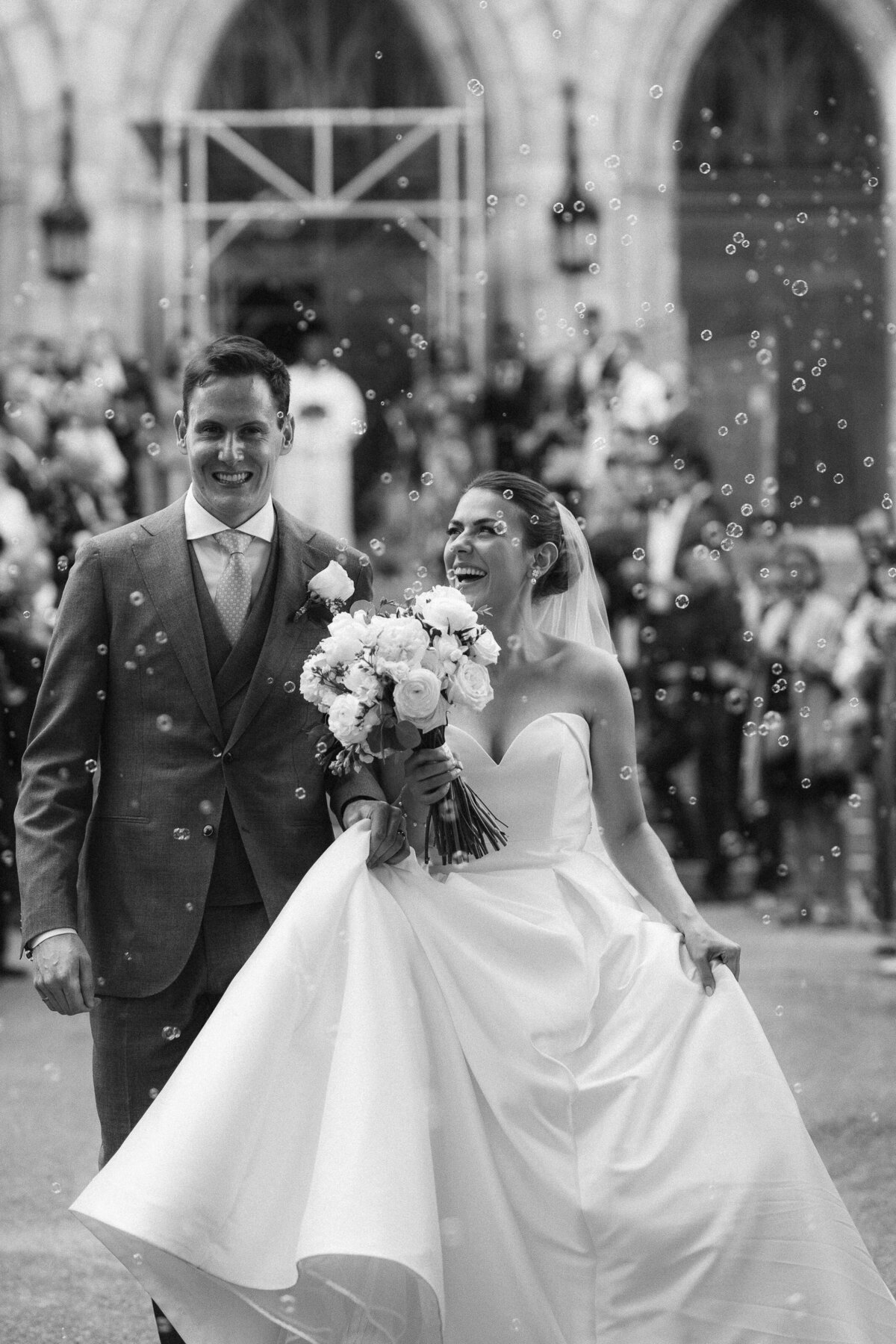 newlyweds-bubble-exit-raphaelle-granger-luxury-wedding-photographer-montreal-toronto