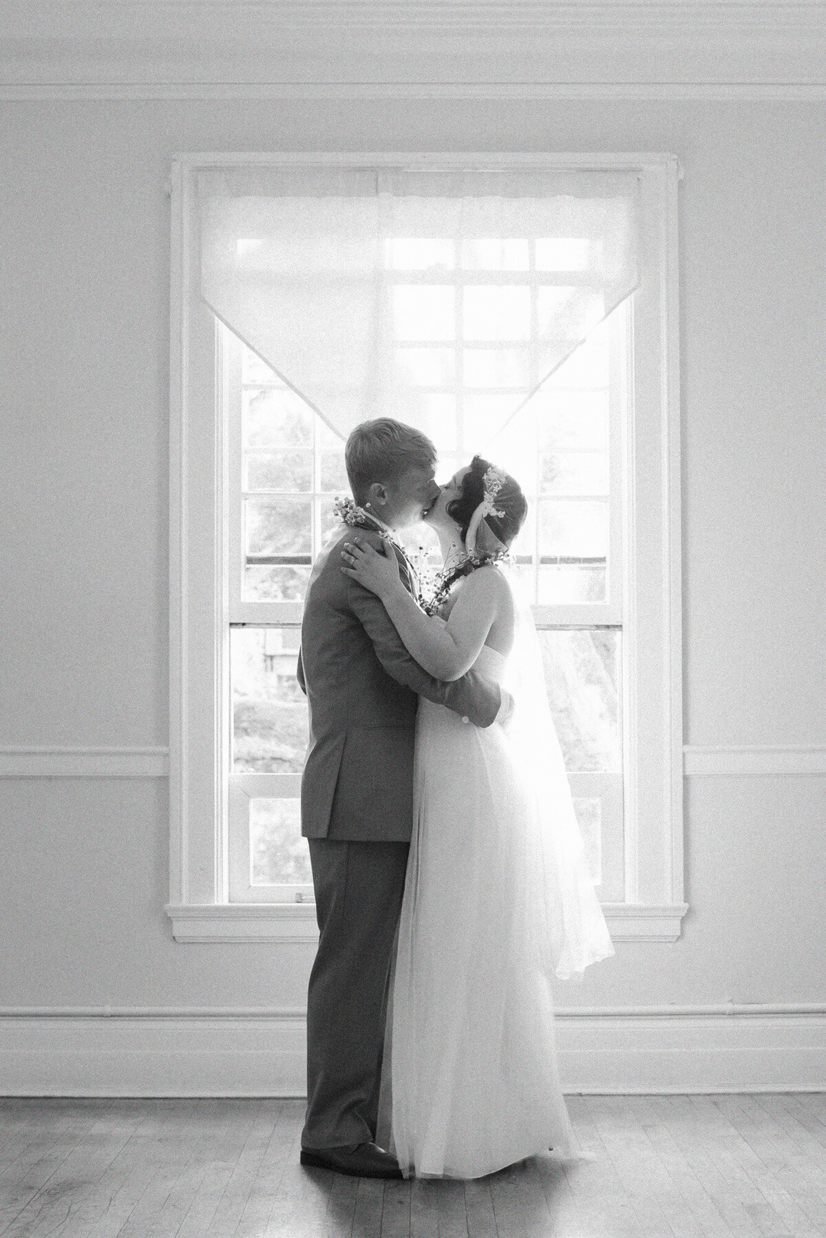 Seattle-wedding-photographer-rainier-chapter-house-87