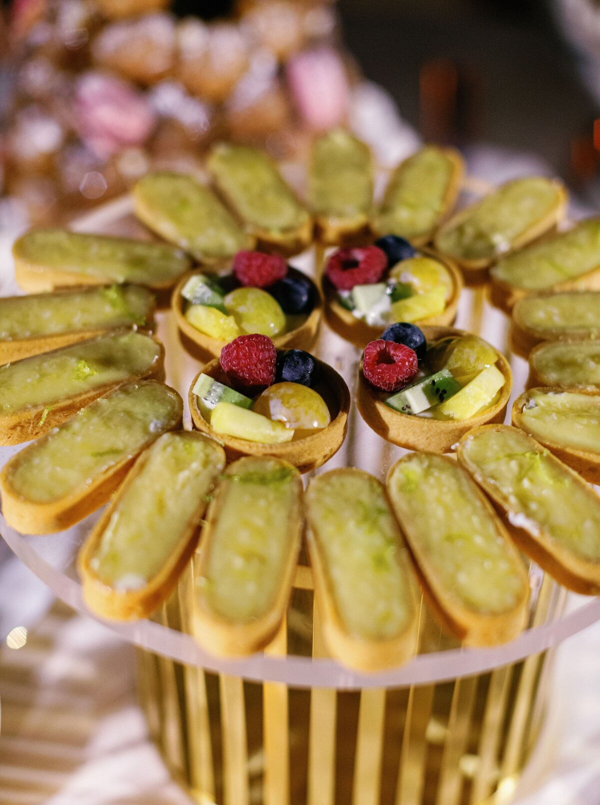 Mini-desserts-lemon-fruits-tarts