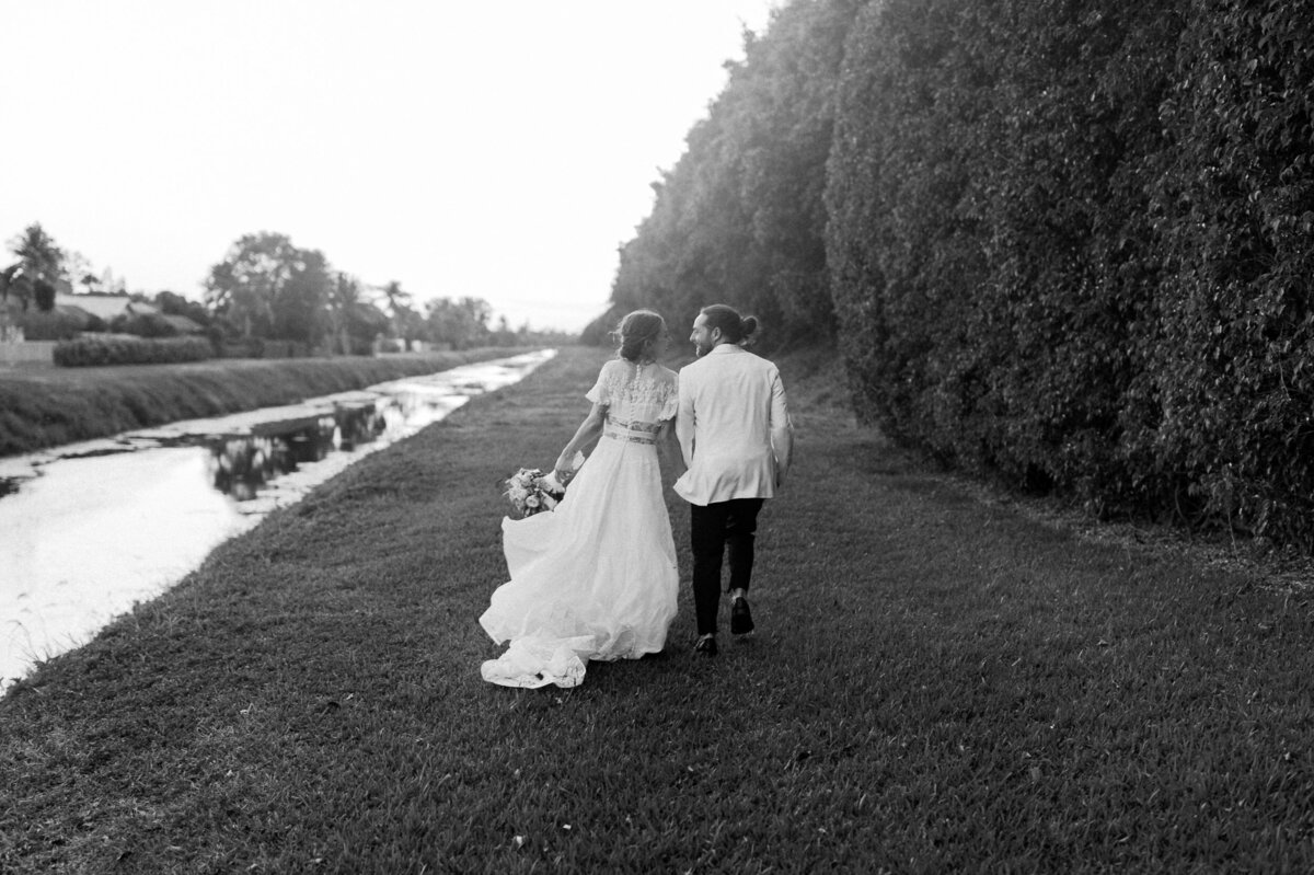 7-bride-groom-running